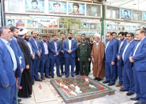 شهیدان با خون خود ایران و نظام مقدس جمهوری اسلامی را به عزت و افتخار رساندند