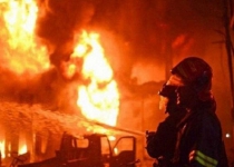 مصدومیت ۲ نفر در آتش سوزی انبار دمپایی در قم