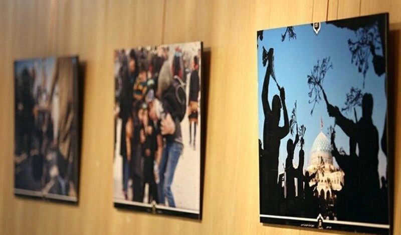 نمایشگاه پوستر سوگواره هنر عاشورایی در قم در حال برگزاری است نمایشگاه پوستر سوگواره هنر عاشورایی در قم در حال برگزاری است 