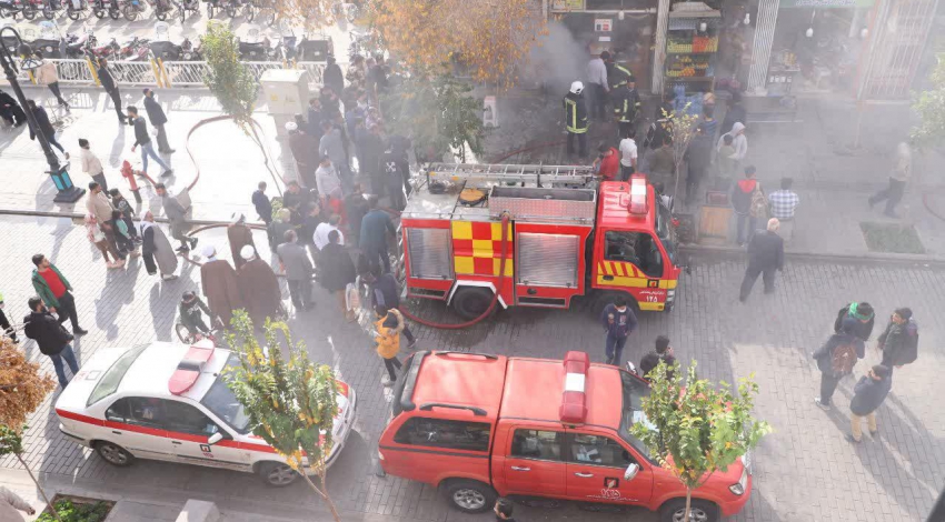 آتش‌سوزی در انبار چند باب مغازه خیابان انقلاب/حضور نیروهای آتش‌نشانی برای مهار آتش