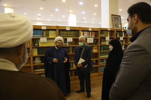 بازدید اعضای شورای اسلامی شهر قم از اولین کتابخانه مشارکتی حوزه‌های علمیه+ تصاویر