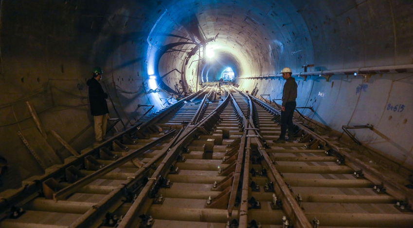 روسازی و ریل‌گذاری فاز نخست مترو قم به اتمام رسیده است/حرکت مترو در پیچ‌وخم تأمین واگن