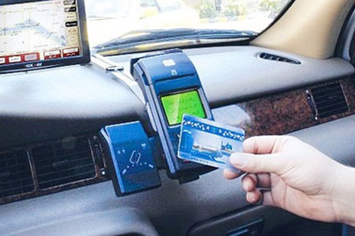 استقبال مردم قم از پرداخت الکترونیکی کرایه تاکسی/ نوسازی تاکسی های قم معطل خودروسازان