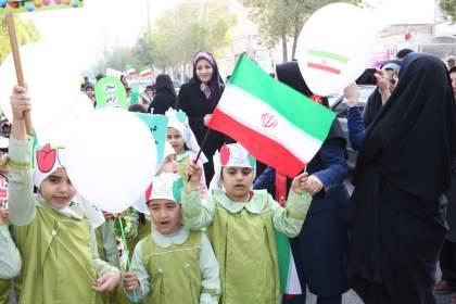 اجرای برنامه‌های شاد در راهپیمایی ۲۲ بهمن این جشن را برای کودکان به‌یادماندنی می‌کند
