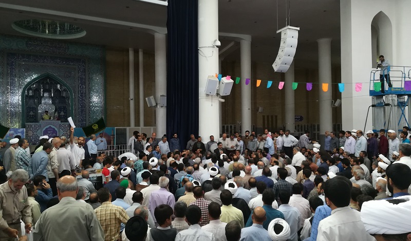  نماینده قم درمحل نمازجمعه پاسخگوی مردم بود+ عکس