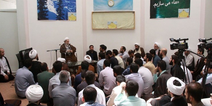  آخوند سکولار به حال اسلام مضر است/ روحانی نباید تشریفاتی باشد