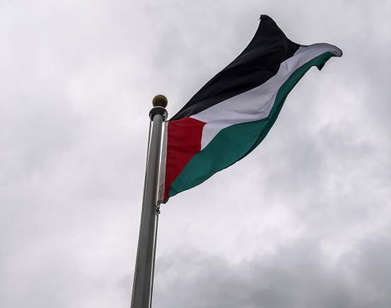 اهتزاز پرچم بزرگ فلسطین در قم به مناسبت روز قدس/نورافشانی شهر همزمان با عید سعید فطر
