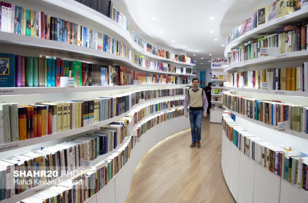  "دنیای کتاب" قم پرفروش‌ترین کتاب‌فروشی کشور شد