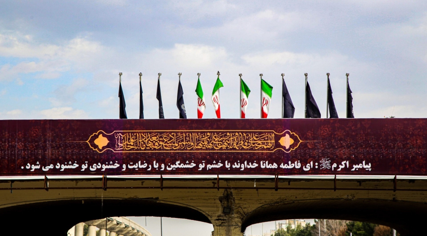 شهر قم در ماتم شهادت حضرت زهرا(س) سیاه‌پوش شد/اکران ۱۵۰۰ مترمربع تبلیغات محیطی