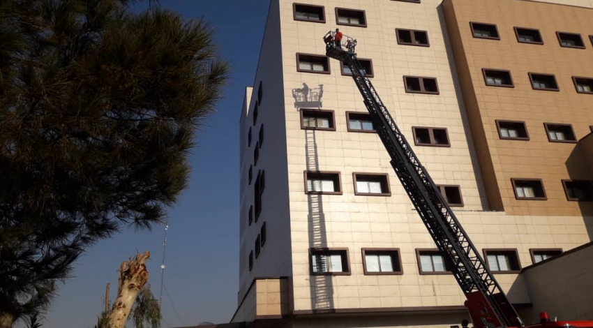 اجرای تمرین آموزشی مانور آتش‌نشانی در بیمارستان امیرالمؤمنین(ع) قم/آمادگی سازمان آتش‌نشانی برای برگزاری مانورهای مشترک