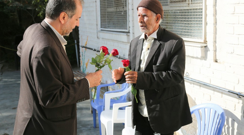 بازدید نوروزی جمعی از اعضای شورای شهر از آسایشگاه سالمندان