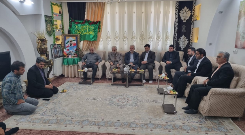 دیدار رئیس شورای عالی استان‌ها با خانواده شهید فخری زاده