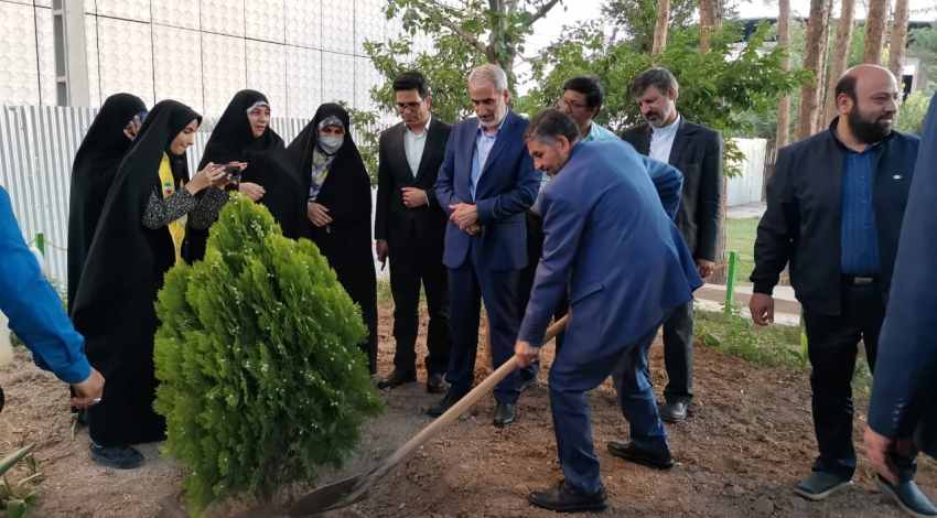 غرس دو نهال به نام دختران ایران در بوستان نجمه قم با حضور وزیر آموزش و پرورش