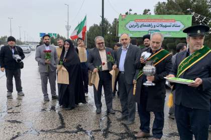 استقبال مدیران شهری قم و خادمان حرم مطهر و مسجد جمکران از مسافران نوروزی+تصاویر  