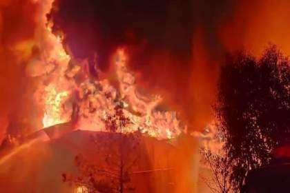 مهار آتش‌سوزی گسترده کارخانه پارافین شهرک صنعتی شکوهیه قم