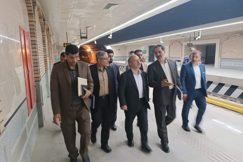 بازدید معاون وزیر کشور از متروی قم / تاکید بر پیگیری تامین واگن مترو در دولت