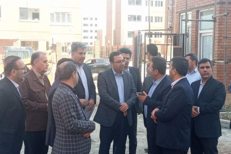 معاون وزیر راه و شهرسازی از طرح‌های نهضت ملی مسکن قم بازدید کرد