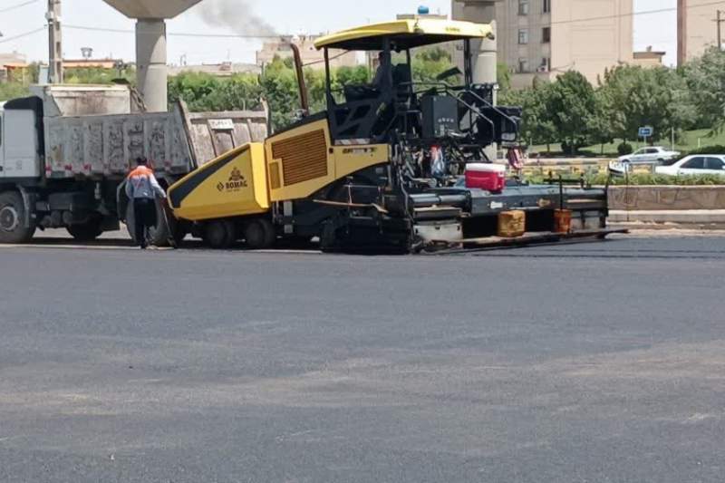 بهسازی روکش آسفالت پارک‌سوار شمالی به مساحت ۱۰ هزار مترمربع