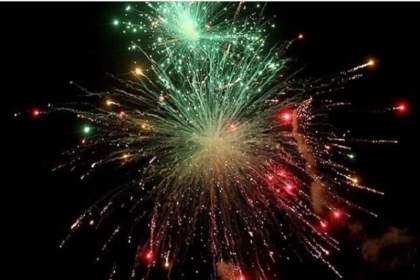 آسمان قم در شب عید غدیر با نورافشانی روشن می‌شود