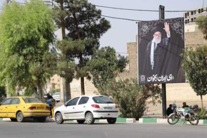شهرداری قم در خط مقدم مقابله با جنگ روانی دشمن / نصب ۸۰۰۰ متر بنر شهری در حمایت از مقاومت اسلامی