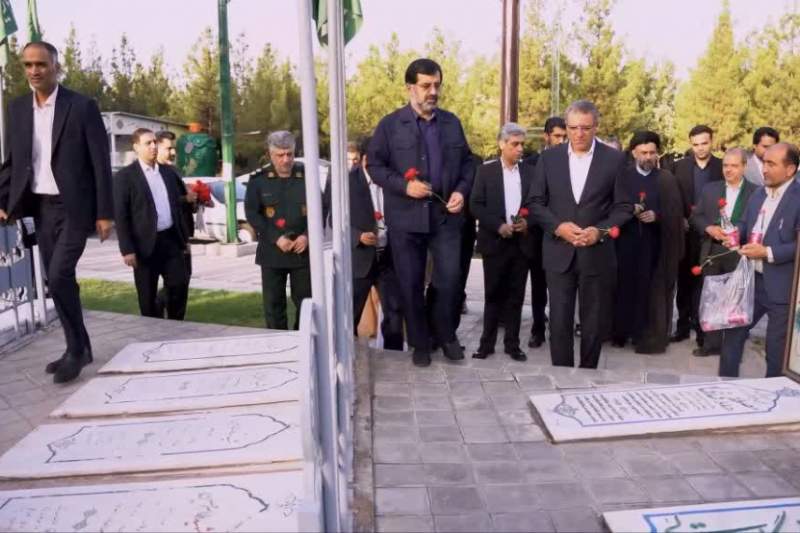 تجدید میثاق استاندار قم و مدیران استان با شهیدان در گلزار شهدای بهشت معصومه(س)