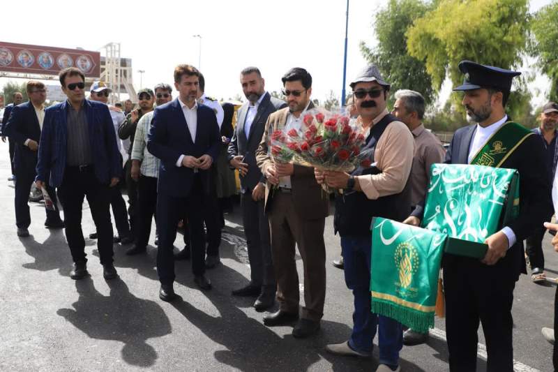 مراسم استقبال از مسافمراسم استقبال از مسافران و زائران در بدو ورود به قم با حضور خادمان آستان مقدس حضرت معصومه(س)ران و زائران در بدو ورود به قم با حضور خادمان آستان مقدس حضرت معصومه(س)