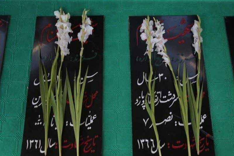 مراسم عطر افشانی از مزار شهدای گلزار آرامستان بهشت معصومه(س) باحضور مدیران شهرداری قم برگزار می شود