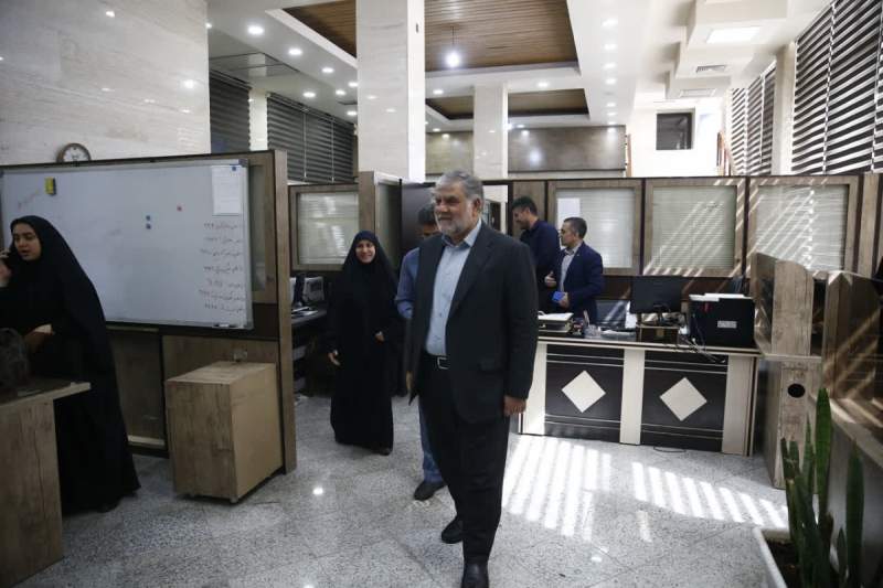 بازدید شهردار قم از سامانه ۱۳۷ و تقدیر از کارشناسان پاسخگو/تاکید بر اجرای «رویکرد اول مردم» در خدمت‌رسانی به شهروندان