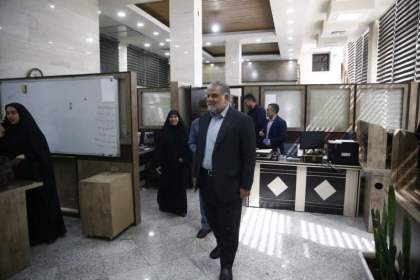 بازدید شهردار قم از سامانه ۱۳۷ و تقدیر از کارشناسان پاسخگو/تاکید بر اجرای «رویکرد اول مردم» در خدمت‌رسانی به شهروندان