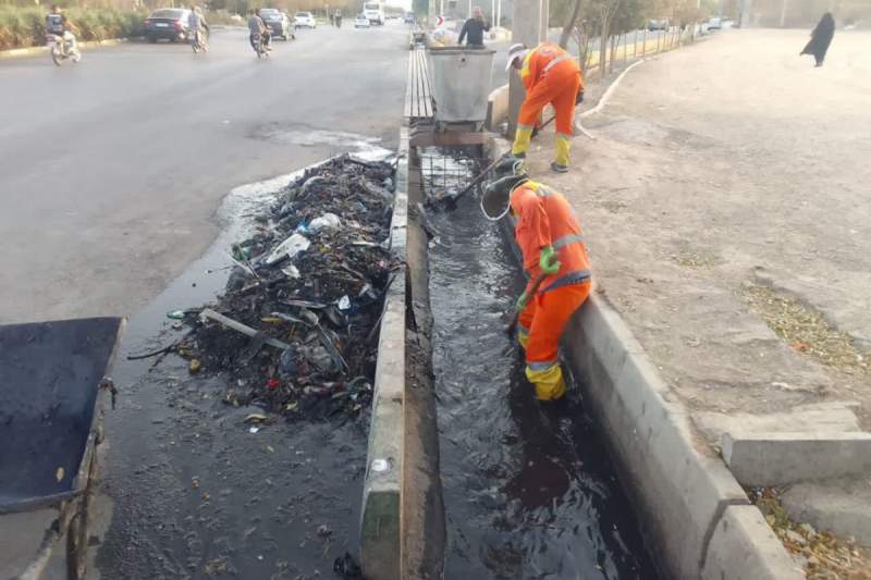 اجرای طرح گسترده لایروبی و نظافت جوی‌های سطح منطقه شش شهرداری قم