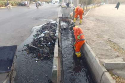 اجرای طرح گسترده لایروبی و نظافت جوی‌های سطح منطقه شش شهرداری قم