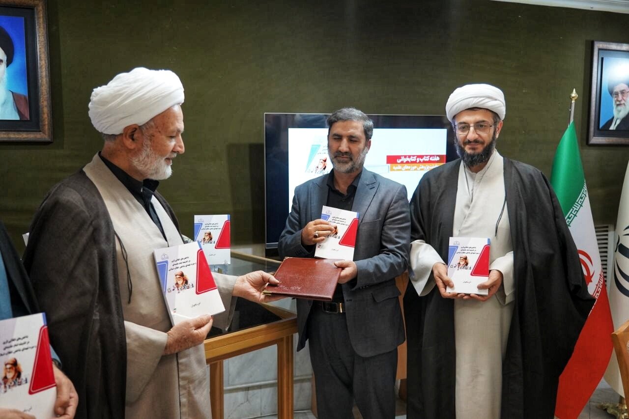 مراسم رونمایی از کتاب شاخص‌های انقلابی‌گری در اندیشه امام خامنه‌ای و سیره شهدای شاخص انقلاب  