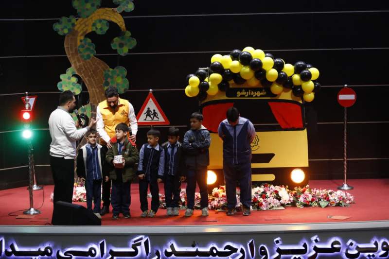 جشن همیاران ترافیک؛ گام نوین شهرداری قم برای آموزش فرهنگ ترافیک به دانش آموزان جشن همیاران ترافیک؛ گام نوین شهرداری قم برای آموزش فرهنگ ترافیک به دانش آموزان