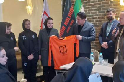 رونمایی از پیراهن فوتسال بانوان قم با حمایت هلدینگ باما